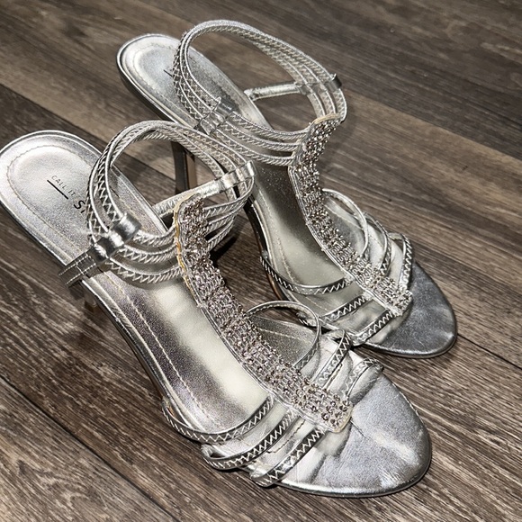 Silver Heels - Picture 2 of 4